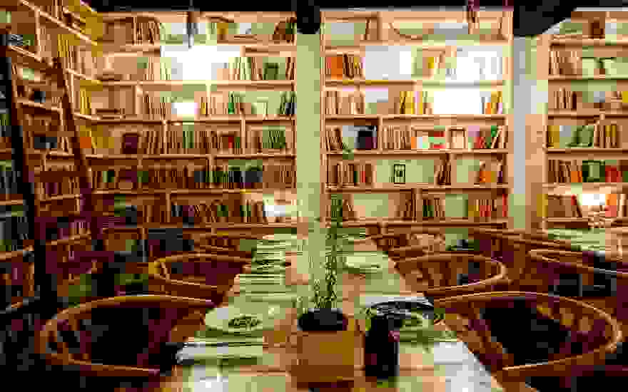 literary-man-hotel-50000-books-portugal-12-1.jpg