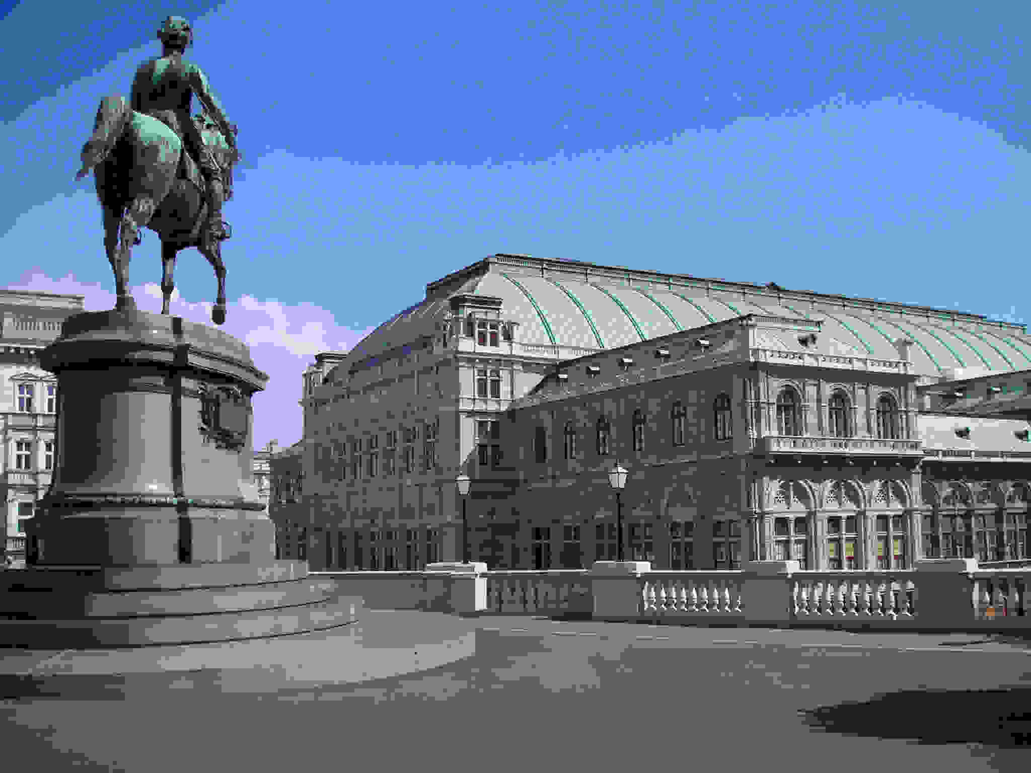 oi-pio-goiteftikes-old-town-tis-evropis-Opera-Vienna-Austria.jpg