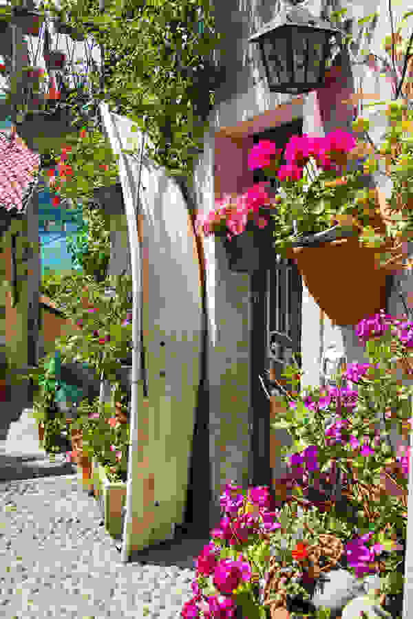 picturesques-street-isola-dei-pescatori-colourful-small-village-one-boromean-isles-lago-maggiore-italy-33986694.jpg