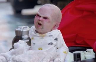 Το μωρό του Σατανά τρομοκρατεί τους πάντες! (video)