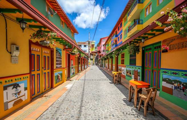 Γκουαταπέ: Η πόλη με τα πολύχρωμα κτίρια