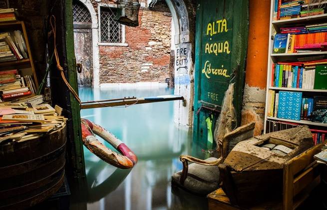 Ένα βιβλιοπωλείο στα κανάλια της Βενετίας