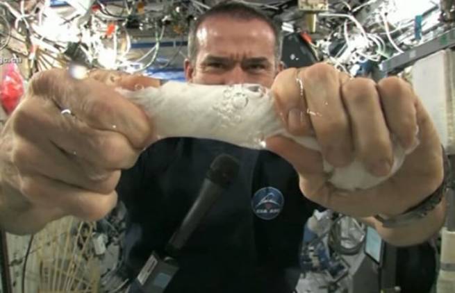Τι γίνεται όταν στύψεις μια βρεγμένη πετσέτα στο διάστημα; (video)