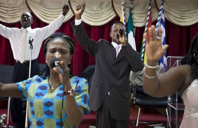 Αφρικανοί προσεύχονται για να βγάλει ο Σαμαράς τη χώρα από την κρίση