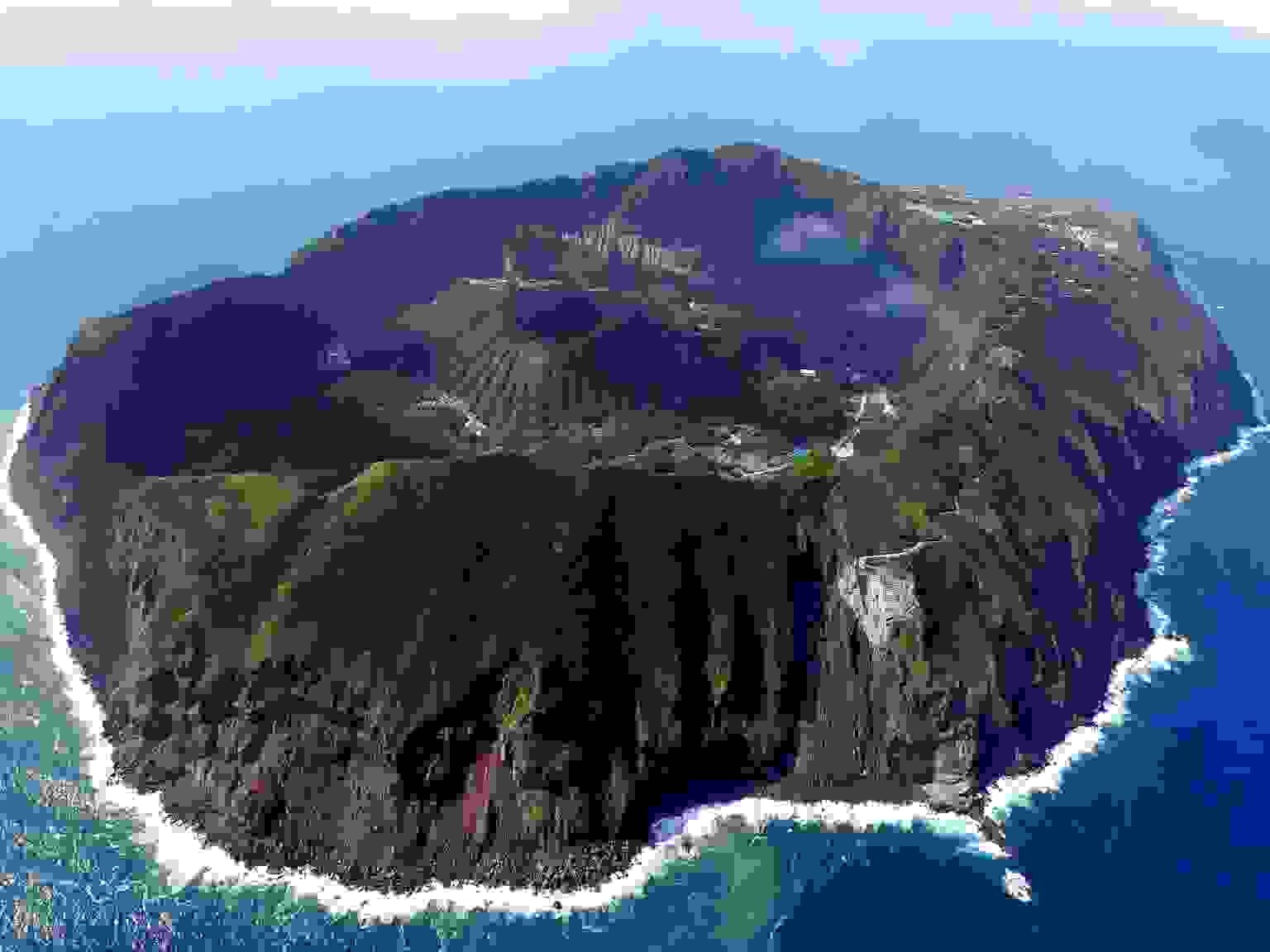 Aogashima-Island.jpg