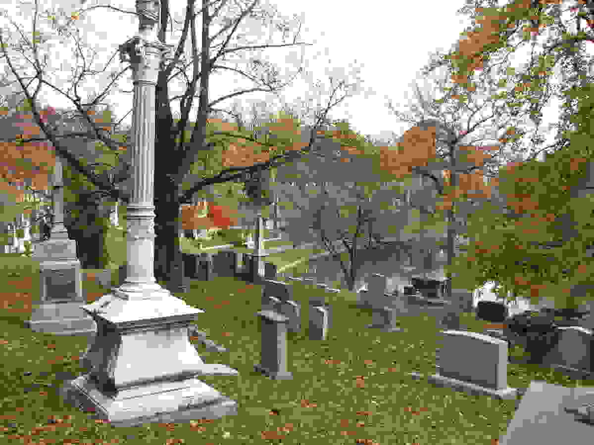 Green-Wood_Cemetery_view_on_a_lake.jpg