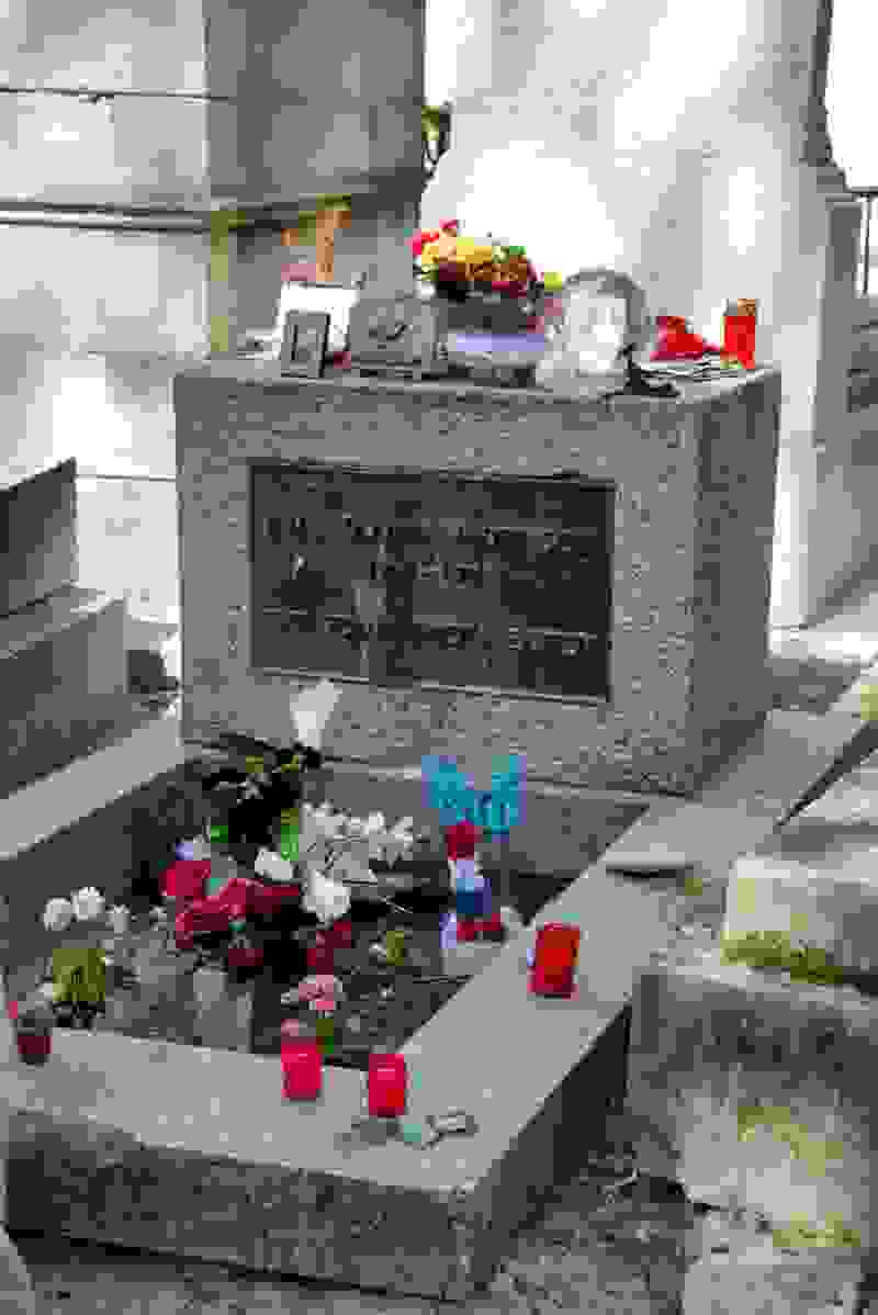 Jim-Morrison-Grave-Pere-Lachaise-800x1198.jpg