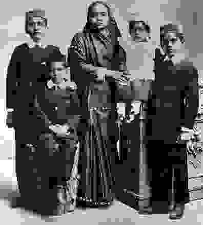 Kasturba_and_children.jpg