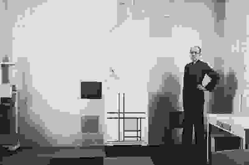Mondrian-in-his-studio-in-Paris-1933.jpg