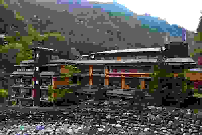 Nishiyama-Onsen-Keiunkan-1.jpg