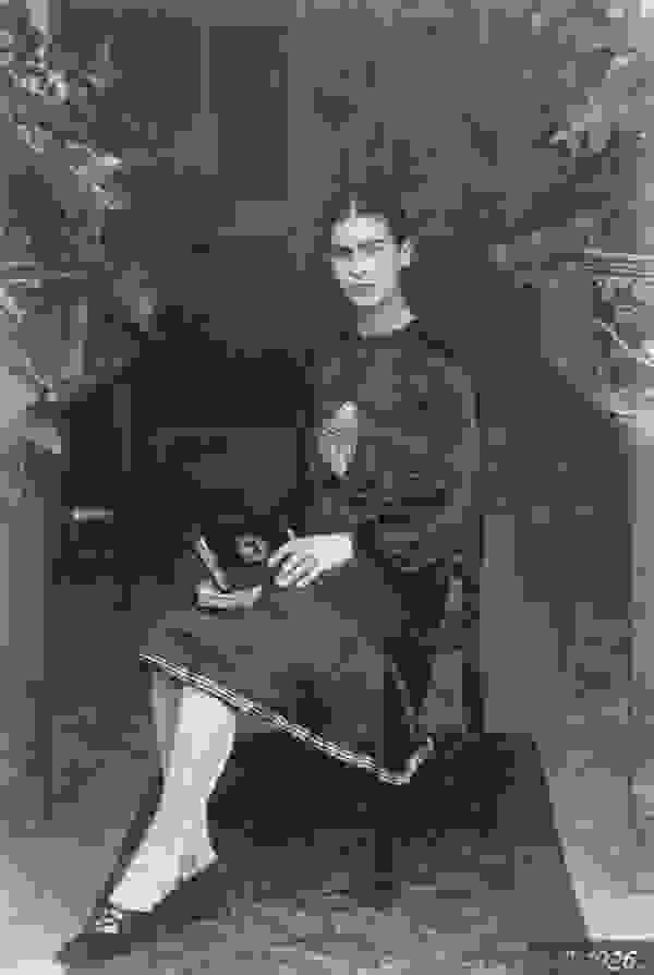 Young-Frida-Kahlo-9.jpg