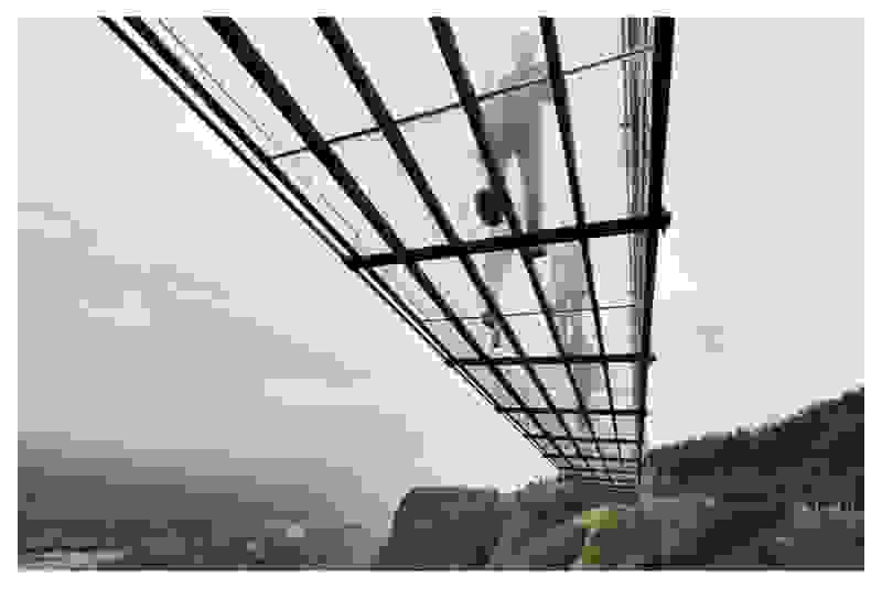 china-creates-the-worlds-longest-glass-bridge-4.jpg