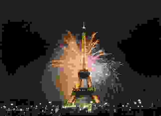eiffel-tower-on-new-years-eve_647x468.jpg