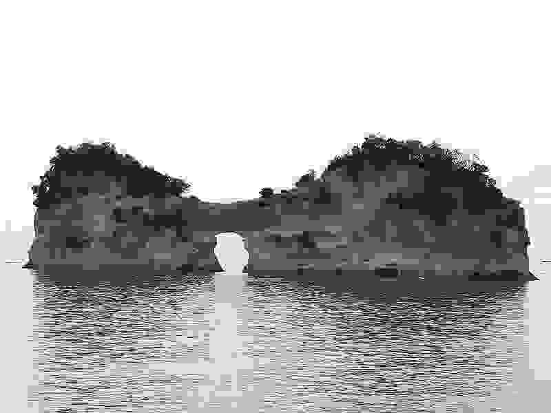 800px-Engetsu Island Nearview