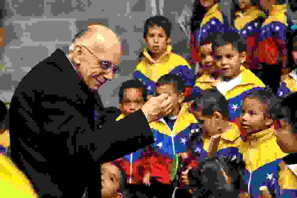 maestro abreu with children 1030x687