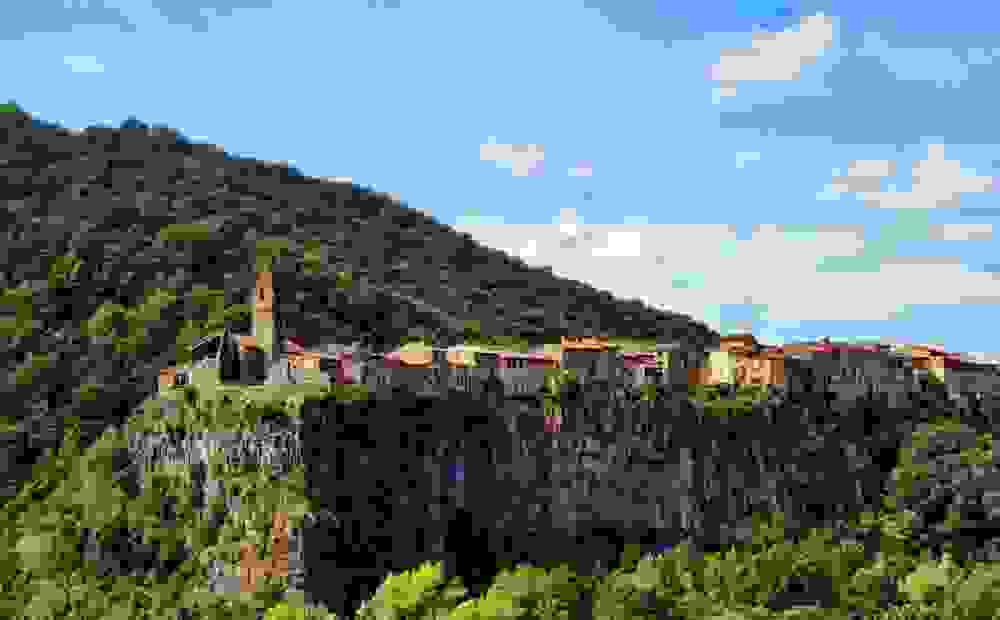 14 20 xoria pou moiazoun san na vgikan apo paramythia