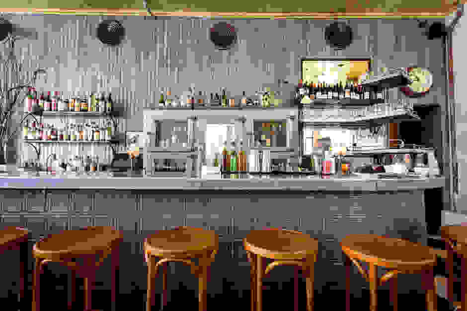 ekpliktika-bar-ston-kosmo16