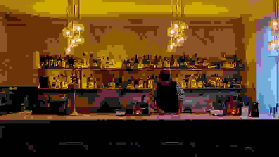 ekpliktika-bar-ston-kosmo8