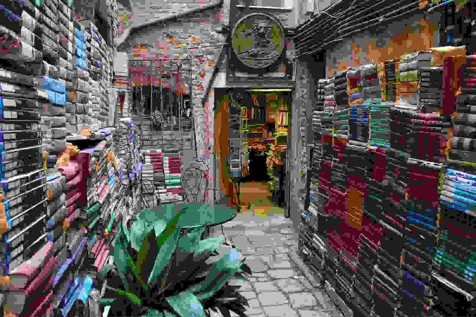 libreria-acqua-alta-venezia2.jpg