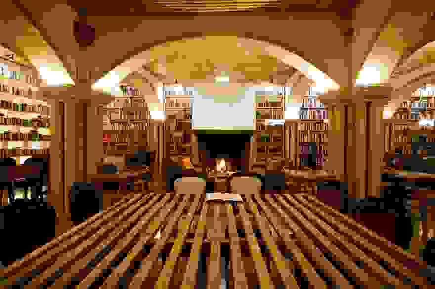 literary-man-hotel-50000-books-portugal-14-1.jpg