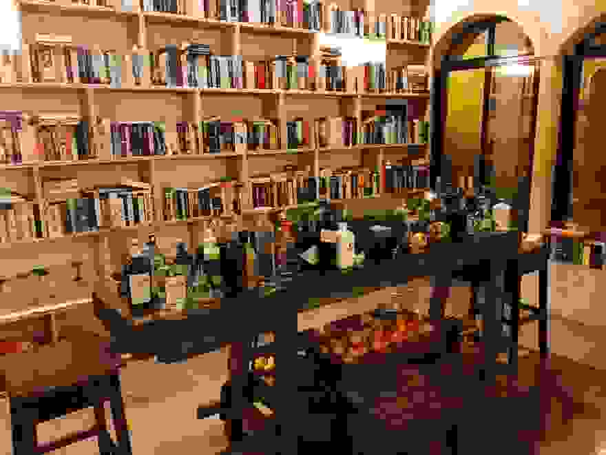 literary-man-hotel-50000-books-portugal-17-1.jpg