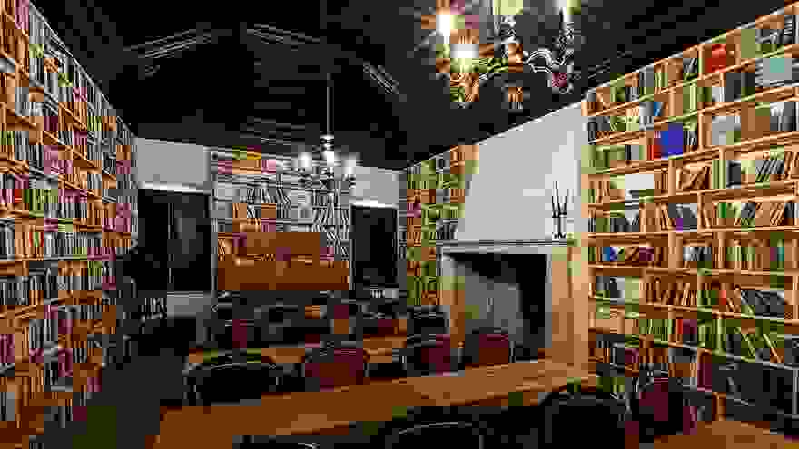 literary-man-hotel-50000-books-portugal-21.jpg