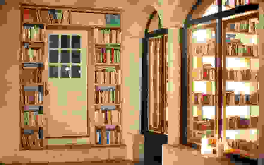 literary-man-hotel-50000-books-portugal-3-1.jpg