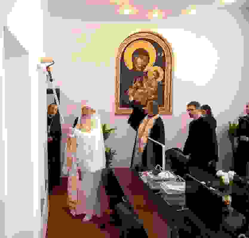romanian-orthodox-church-leader-blesses-radio-and-tv-station-with-santification-rod-article-body-image-1403022317