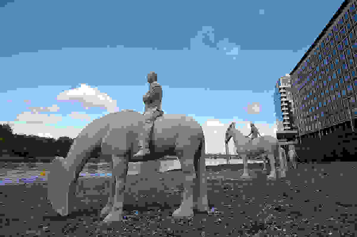 oi-tesseris-kavalarides-tis-apokalypsis-anadyontai-sto-londino-28.jpg