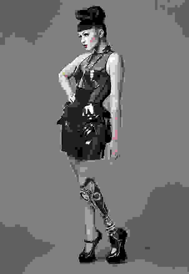 prototype-leg-prosthetics-viktoria-modesta-3.jpg