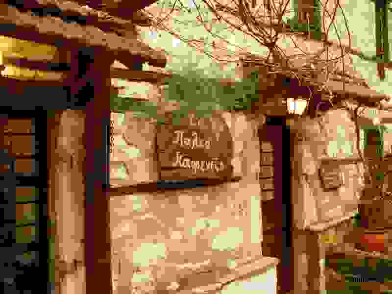 to_palio_kafeneio_-_eisodos_-_tampela.jpg