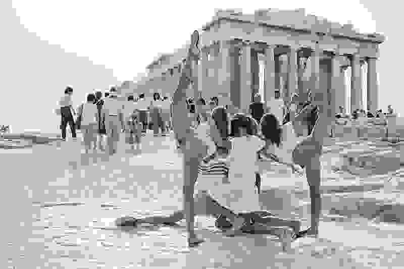 touristes-stin-akropoli-se-mia-alli-epoxi.jpg