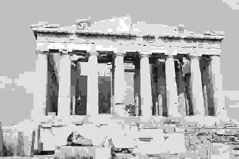 touristes-stin-akropoli-se-mia-alli-epoxi1.jpg