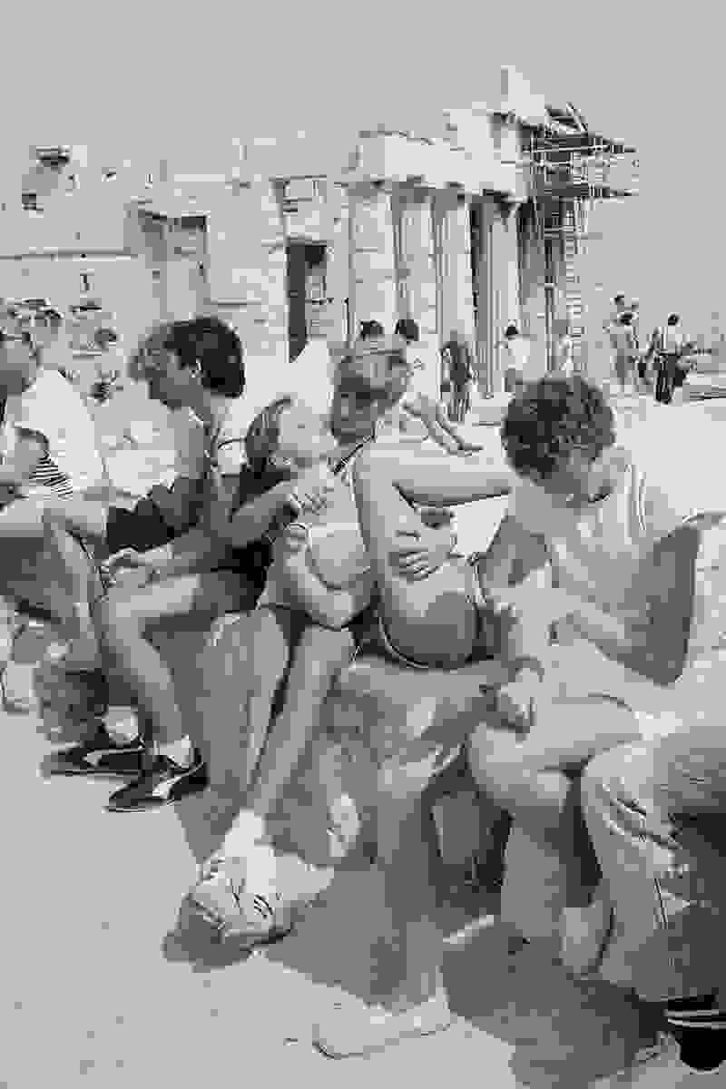 touristes-stin-akropoli-se-mia-alli-epoxi6.jpg