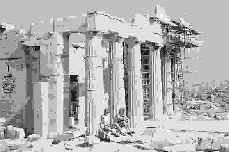 touristes-stin-akropoli-se-mia-alli-epoxi7.jpg
