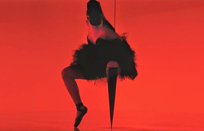 V. Modesta, η ακρωτηριασμένη τραγουδίστρια της pop (video)