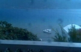 Ένας κεραυνός πέφτει στη θάλασσα (video)