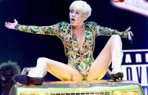 Miley Cyrus: Ξεπερνάει κάθε όριο σε συναυλία της!
