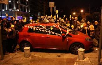 Οι «γάιδαροι» στολίζουν τα παράνομα σταθμευμένα ΙΧ