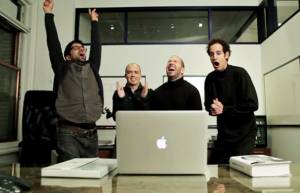 Apple fans παρακολουθούν παρουσίαση της εταιρείας (video)