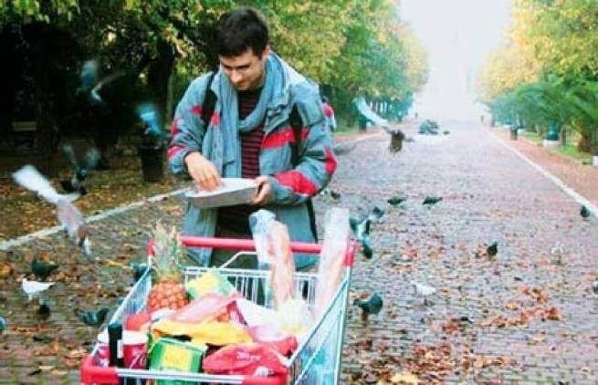 Casus Belli, Η πολυβραβευμένη ταινία μικρού μήκους ξεδιπλώνει την κοινωνία μέσα από ουρές αναμονής (video)
