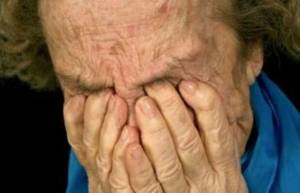 Συνέλαβαν 90χρονη με Αλτσχάιμερ για χρέη στο δημόσιο (video)
