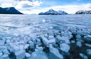 Abraham Lake: Η λίμνη με τις παγωμένες φυσαλίδες