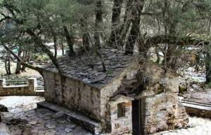 Το εκκλησάκι με τα 17 πλατάνια στη στέγη του