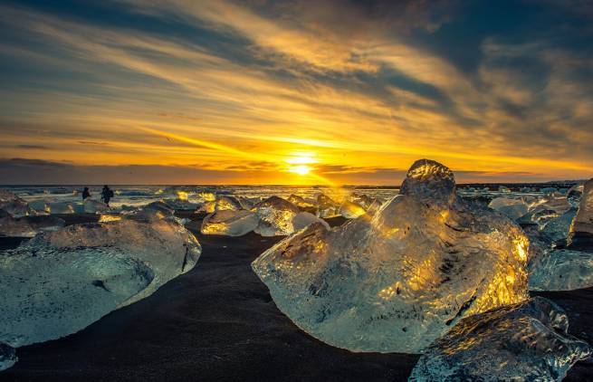 Η παραλία Jökulsárlón στην Ισλανδία, με μαύρη άμμο και κομμάτια πάγου (video)