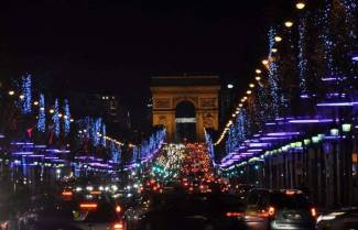 Το Παρίσι στολίζεται και περιμένει τα Χριστούγεννα