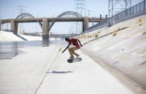 Ο άστεγος που έγινε επαγγελματίας skateboarder (video)