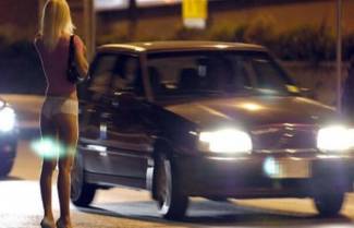 20χρονοι έκαναν σκοποβολή σε πόρνες και τρανσέξουαλ! (video)