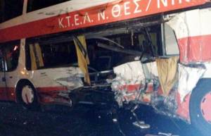 ΙΧ συγκρούστηκε μετωπικά με ΚΤΕΛ στα Τέμπη