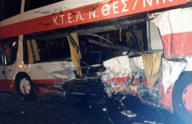 ΙΧ συγκρούστηκε μετωπικά με ΚΤΕΛ στα Τέμπη
